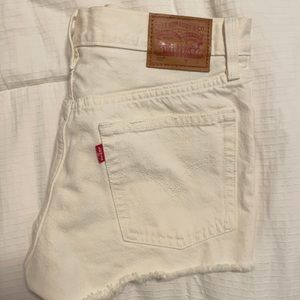 Levi’s 501 cream shorts